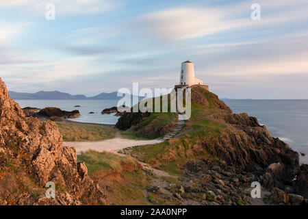 Llanddwyn Island Lighthouse, Anglesey, Galles del Nord, Regno Unito Foto Stock