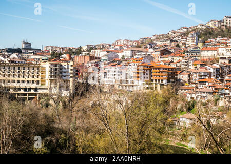 Veliko Tarnovo città, Bulgaria - 24 Marzo 2017. Tradizionale architettura bulgara nella vecchia città medievale area, Veliko Tarnovo città, Bulgaria Foto Stock