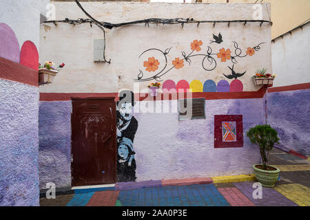 Fez, in Marocco. Il 9 novembre 2019. Le pareti colorate di vecchie case nel vecchio quartiere ebraico Foto Stock