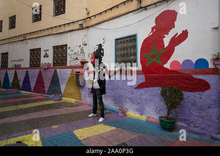 Fez, in Marocco. Il 9 novembre 2019. Le pareti colorate di vecchie case nel vecchio quartiere ebraico Foto Stock