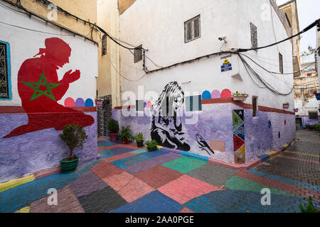 Fez, in Marocco. Il 9 novembre 2019. Le pareti colorate di vecchie case nel vecchio quartiere ebraico Foto Stock