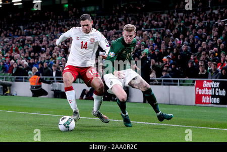 La Danimarca Henrik Dalsgaard (sinistra) e Repubblica di Irlanda James McClean (destra) battaglia per la sfera durante UEFA EURO 2020 partita di qualificazione al Aviva Stadium di Dublino. Foto Stock