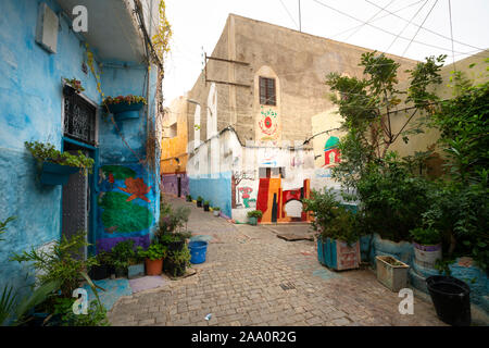 Fez, in Marocco. Il 9 novembre 2019. Le pareti colorate di vecchie case nel vecchio quartiere ebraico Foto Stock