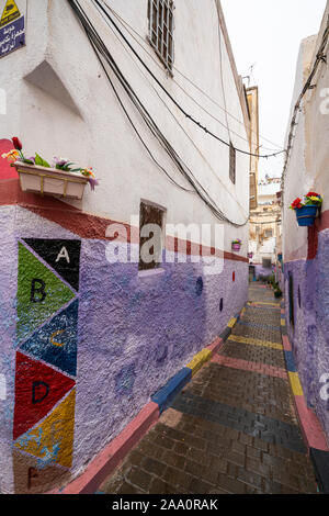 Fez, in Marocco. Il 9 novembre 2019. Le pareti colorate di vecchie case nel vecchio quartiere ebraico Foto Stock