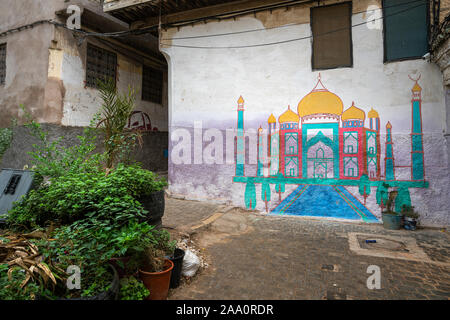 Fez, in Marocco. Il 9 novembre 2019. Le pareti colorate di vecchie case nel vecchio quartiere ebraico Foto Stock