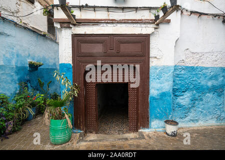 Fez, in Marocco. Il 9 novembre 2019. dettaglio dei portoni in legno delle vecchie case nel quartiere ebraico finemente decorate Foto Stock