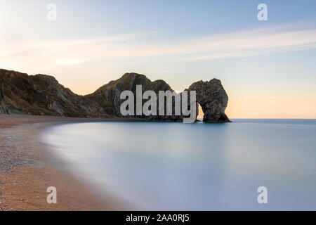 Una lunga esposizione immagine della porta di Durdle, roccia naturale Arch, Dorset, Regno Unito Foto Stock