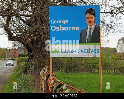 George Osborne rovinato conservatore manifesti elettorali e pubblicità Knutsford Tatton Cheshire, North West England, Regno Unito Foto Stock