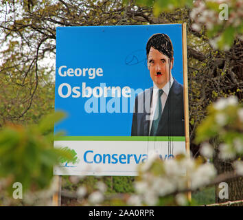George Osborne rovinato conservatore manifesti elettorali e pubblicità Knutsford Tatton Cheshire, North West England, Regno Unito Foto Stock