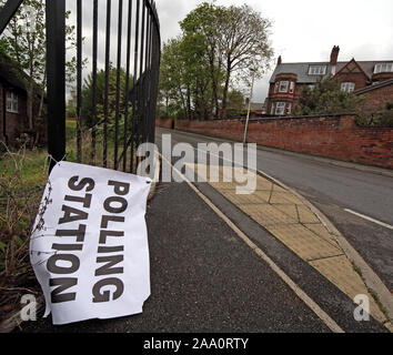 Regno Unito stazione di polling, aperto pronto per il voto, elezioni generali, segno strappato giù, apatia degli elettori, Winnington Rec, Park Road, Northwich, Cheshire, CW8 4EB Foto Stock