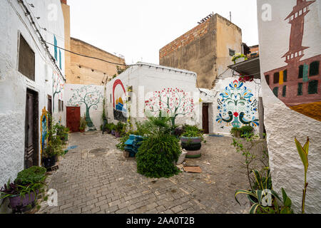 Fez, in Marocco. Il 9 novembre 2019. Le pareti colorate di vecchie case nel vecchio quartiere ebraico Foto Stock