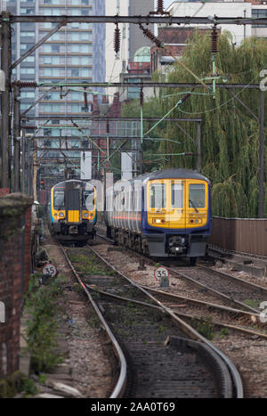 Nord e Transpennine Express treni che transitano sulla congestionata Castlefield corridoio nel centro della città di Manchester a Manchester Piccadilly Foto Stock