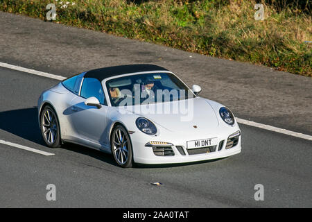 2015 Porsche 911 Targa 4 GTS S-A bianco con targa privata, personalizzata, senza dati, marchi di registrazione DVLA, registrazioni; traffico veicolare britannico, trasporti, veicoli moderni, motoscautosportscar sud-bound sulla autostrada M6 a 3 corsie. Foto Stock