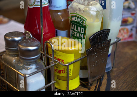 Aberystwyth Ceredigion/UK Novembre 11 2019: Cibo condimenti in una gabbia di trasportare su un tavolo in un pub Wetherspoons Foto Stock