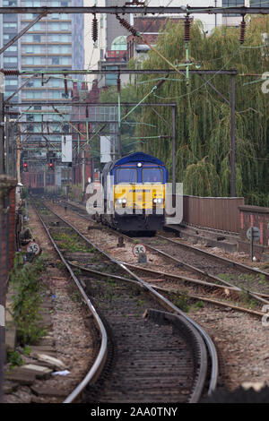 DB Cargo merci vuoto Treno in avvicinamento a Manchester Piccadilly sulla congestionata Castlefield corridoio linea ferroviaria nella zona centrale di Manchester Foto Stock