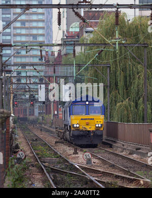 DB Cargo merci vuoto Treno in avvicinamento a Manchester Piccadilly sulla congestionata Castlefield corridoio linea ferroviaria nella zona centrale di Manchester Foto Stock