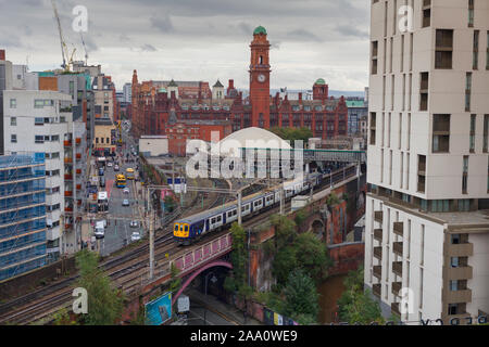 Arriva Nord classe rampa 319 elettrico treno in partenza da Manchester Oxford Road station sulla congestionata 2 via ferrovia a Castlefield Manchester Foto Stock