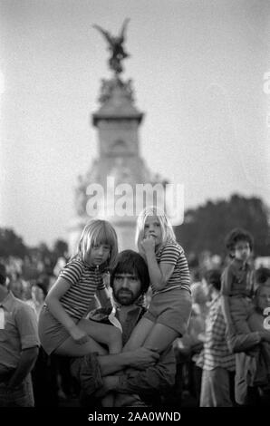 Queen Elizabeth Silver Jubilee, la folla si riuniscono a Buckingham Palace per allietare e guardare i fuochi d'artificio 1978 per contrassegnare la fine di un anno di festeggiamenti. Londra REGNO UNITO degli anni settanta. HOMER SYKES Foto Stock