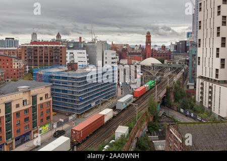 Freightliner contenitore treno merci passando Manchester Oxford Road sulla congestionata 2 via ferrovia attraverso Manchester Castlefield Foto Stock