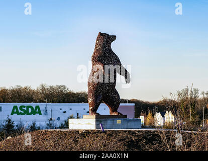 Il Dunbar Bear scultura di Kelpies scultore Andy Scott, Dunbar, East Lothian, Scozia, Regno Unito. Foto Stock