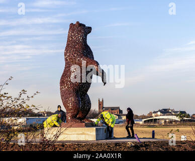 Il Dunbar Bear scultura di Kelpies scultore Andy Scott, Dunbar, East Lothian, Scozia, Regno Unito. Foto Stock