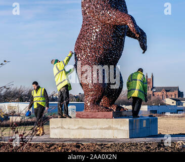 Il Dunbar Bear scultura di Kelpies scultore Andy Scott, Dunbar, East Lothian, Scozia, Regno Unito. Foto Stock