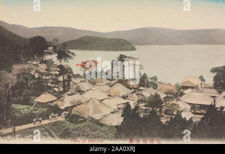 Cartolina illustrata sui tetti delle case nella città di Hakone, con il Lago Ashinoko in background, Hakone, nella prefettura di Kanagawa, Giappone, 1905. Dalla Biblioteca Pubblica di New York. () Foto Stock