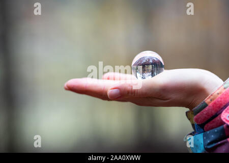 Sfera di vetro in mano Foto Stock