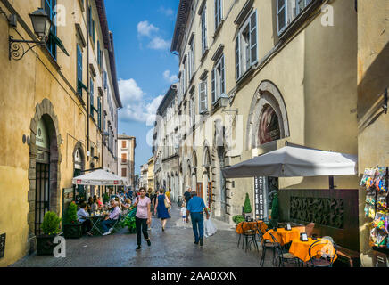 Corso Cavour, la strada principale di la medievale cittadina collinare di Orvieto, Umbria, Italia Foto Stock