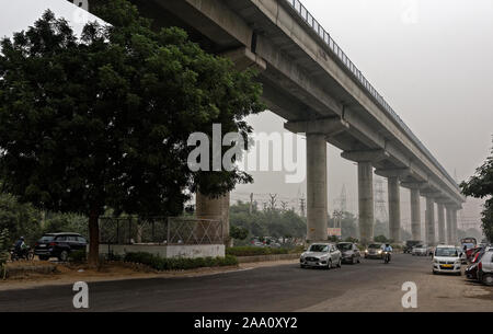 Il traffico stradale da e al di sotto del metro veloce via al settore 55 Gurgaon mostra malsane smog che incide negativamente sulla salute. Delhi Foto Stock