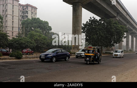 Il traffico stradale da e al di sotto del metro veloce via al settore 55 Gurgaon mostra malsane smog che incide negativamente sulla salute. Delhi Foto Stock