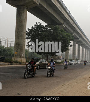 Il traffico stradale da e al di sotto del metro veloce via al settore 55 Gurgaon mostra malsane smog che incide negativamente sulla salute. Delhi Foto Stock