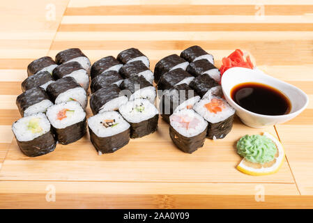 Set di papaveri con vari ripieni. Con zenzero e wasabi. Close-up. Foto Stock