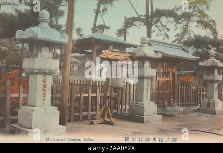 Cartolina illustrata di lanterne di pietra nella parte anteriore del Santuario Minatogawa in Chuo-ku, Kobe, nella prefettura di Hyogo, Giappone, 1915. Dalla Biblioteca Pubblica di New York. () Foto Stock