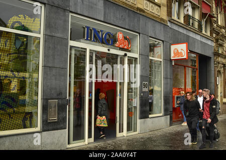 Amsterdam, Olanda. Agosto 2019. In città è facile incontrare le filiali della banca olandese ING Direct. Una signora sta entrando. L'arancione logo lion Foto Stock