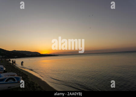 Tramonto sulla spiaggia di Cefalú, Sicilia, Italia. Foto Stock