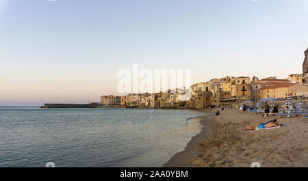 La spiaggia principale di Cefalú, Sicilia, Italia che conduce al centro storico. Foto Stock