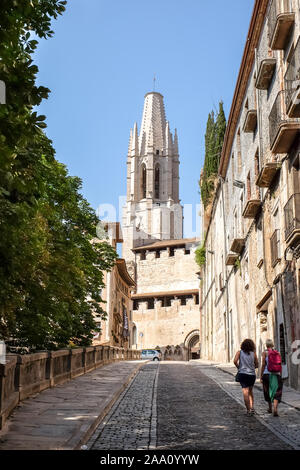 GIRONA, Spagna - 18 luglio 2018: Girona storico quartiere. Uno dei più interessanti in Catalogna, Girona invita i visitatori a tenere traccia dei suoi più di 2000 Foto Stock