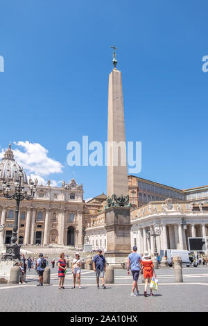 Città del Vaticano - Vaticano - Luglio 14, 2019: l'Obelisco Vaticano di granito rosso, un uninscribed obelisco egiziano nel centro di Piazza San Pietro. Foto Stock