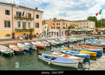 BARDOLINO, LAGO DI GARDA, Italia - Settembre 2018: piccole barche da pesca schierate nel piccolo porto di Bardolino sul Lago di Garda. Foto Stock