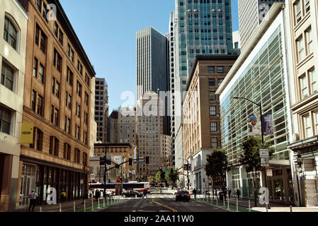 Paesaggio urbano lungo la seconda strada (prima di Mission Street) con la costruzione di Hobart e 44 Montgomery grattacielo. San Francisco, California, Stati Uniti d'America. Sep 2019 Foto Stock