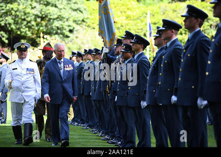 Il Principe di Galles ispeziona la protezione come lui e la duchessa di Cornovaglia sono formalmente ha accolto con favore la Nuova Zelanda alla Government House di Auckland, il terzo giorno del royal visita in Nuova Zelanda. Foto Stock