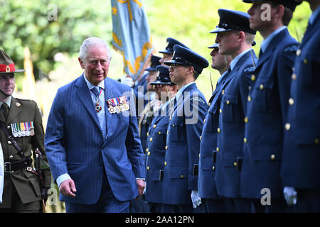 Il Principe di Galles ispeziona la protezione come lui e la duchessa di Cornovaglia sono formalmente ha accolto con favore la Nuova Zelanda alla Government House di Auckland, il terzo giorno del royal visita in Nuova Zelanda. Foto Stock