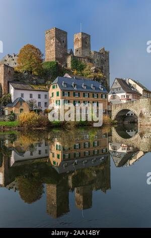 Castello di Runkel sopra il fiume Lahn a Runkel, città nel distretto di Limburg-Weilburg in Hesse, Germania, Europa Foto Stock