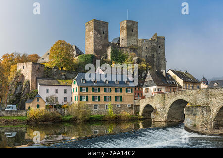 Castello di Runkel sopra il fiume Lahn a Runkel, città nel distretto di Limburg-Weilburg in Hesse, Germania, Europa Foto Stock