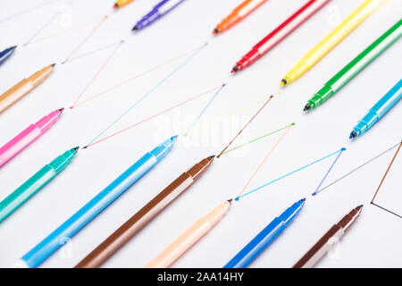 Colorato pennarelli su sfondo bianco con collegato le linee tracciate, la connessione e il concetto di comunicazione Foto Stock