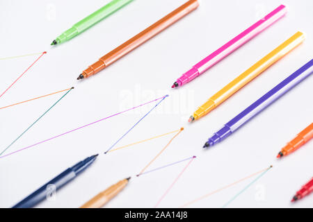 Colorato pennarelli su sfondo bianco con collegato le linee tracciate, la connessione e il concetto di comunicazione Foto Stock