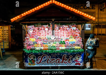 Wroclaw, Polonia - Dic 7, 2017: Kiosk con connettori lollipop dolce doni (Polacco: Lizaki) all annuale e tradizionale fiera di Natale in piazza del mercato (Rynek) in Wroc Foto Stock