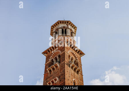 La Torre dei Lamberti, la Torre dei Lamberti, in Piazza delle Erbe, il più alto edificio in Verona, Italia Foto Stock