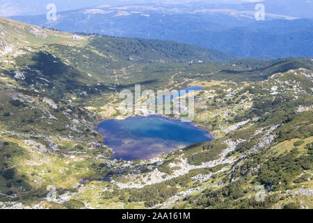 Montagna Rila, Bulgaria - 06 August, 2019: vista dall'alto oltre sette laghi di Rila circus. Foto Stock